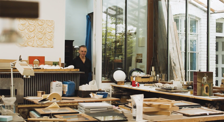 Der Künstler Axel Philipp betritt in sein Atelier