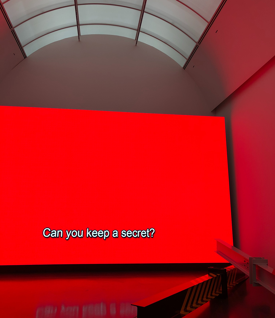 Videoscreen im Museum mit Untertitel Can You keep a Secret