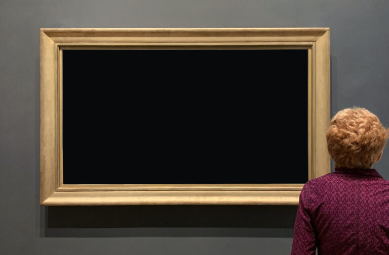 Frau in einem Museum steht vor schwarzem Gemälde
