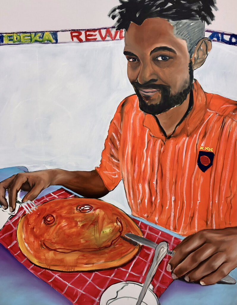 Das Gemälde Kubapizza von Robin Rapp zeigt einen jungen farbigen Mann, womöglich den Künstler selbst, wie er an einem Tisch sitzend eine Smiley-Pizza isst