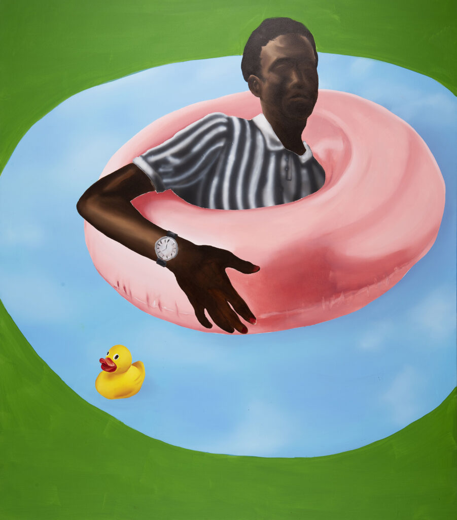 Auf dem farbenfrohen Gemälde von Robin Rapp ist ein farbiger junger Mann zu sehen, der in einem rosa Schwimmring auf einem viel zu klein wirkenden Gewässer schwimmt