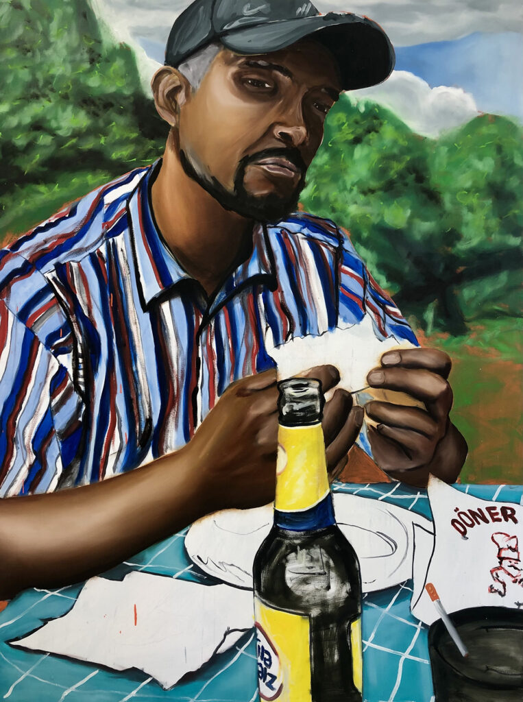 Das Gemälde Vitamalz von Robin Rapp zeigt einen jungen farbigen Mann am Tisch sitzend und einen Döner mit Vitamalz zu sich nehmend