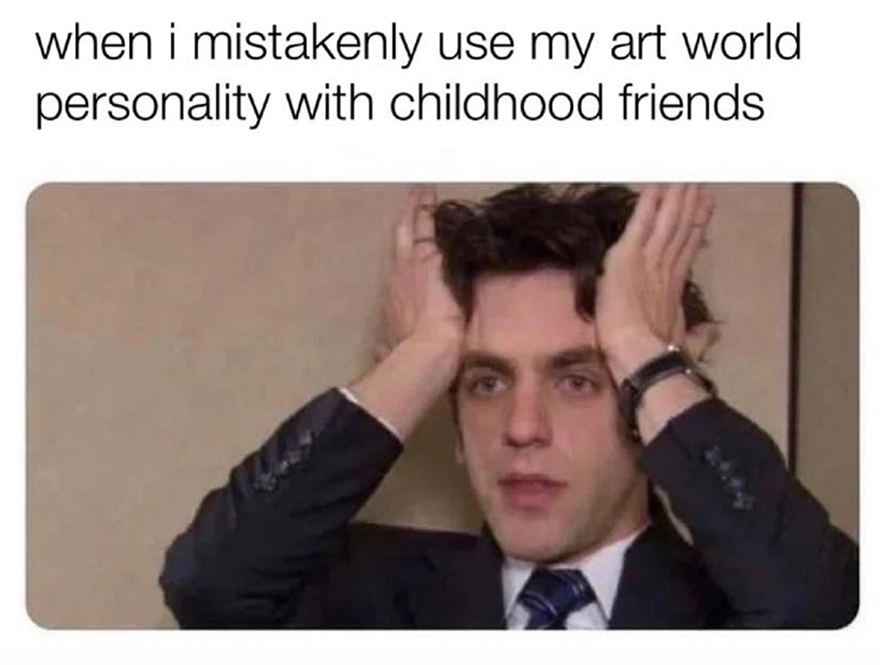 Meme mit der Beschriftung "when i mistakenly use my art world personality with childhood friends" und einem Foto auf dem sich ein junger Mann mit seinen Handflächen an die Schläfen fasst.