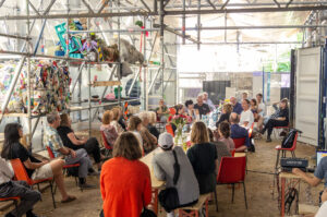 Diskussionsrunde mit Menschen im Werkstattpalast über den Sinn der Kunst
