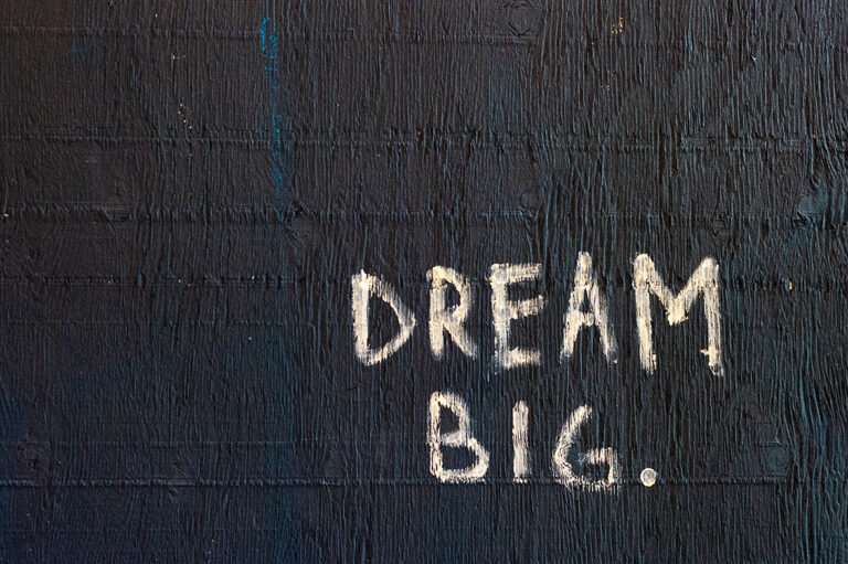 Schriftzug "Dream Big" auf dunklem Untergrund