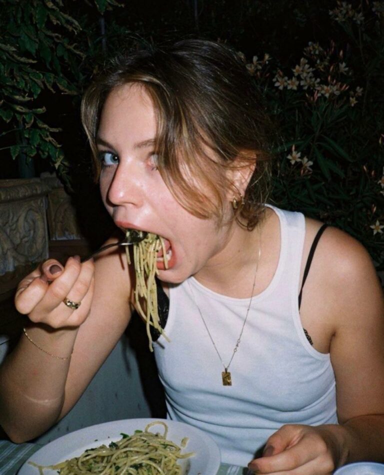 Junge Frau beim Spaghettiessen
