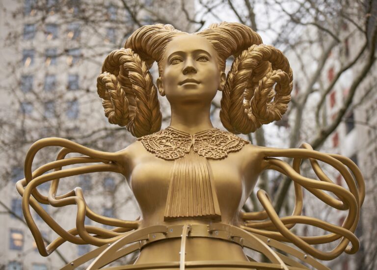Das Bild zeigt eine Skulptur der Künstlerin Shahzia Sikander.