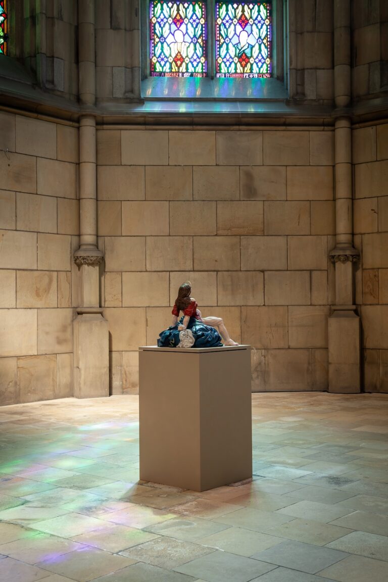 Das Bild zeigt eine Skulptur der Künstlerin Esther Strauss.