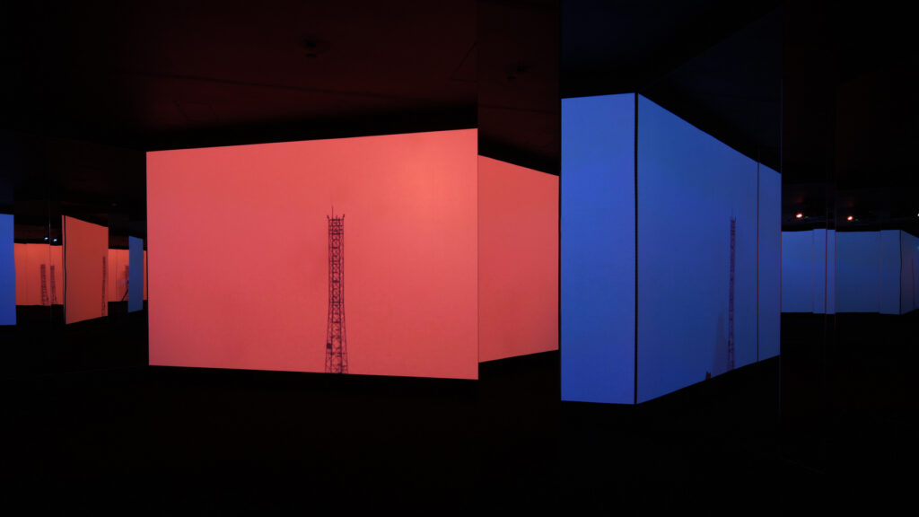 © Doug Aitken, NEW ERA, 2018; Installationsansicht NMACC, Mumbai, India, 2025.