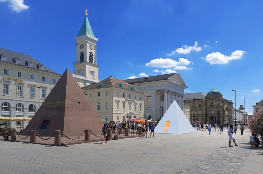Marktplatz Karlsruhe mit der steinernen Pyramide im Vordergrund und der weißen Replik dahinter
