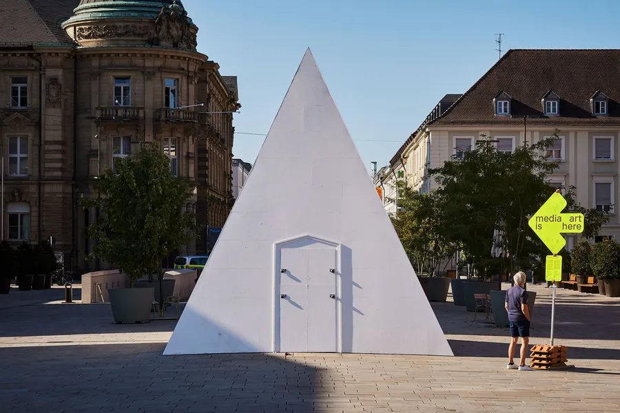 Die weiße Pyramide mit geöffneter Tür auf dem Marktplatz